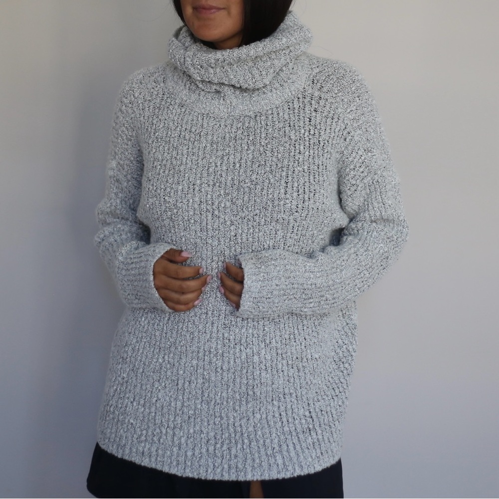 Oversized Gray Knit Tuttle Neck